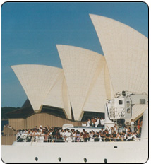 QE2 Sails Into Sydney Harbour